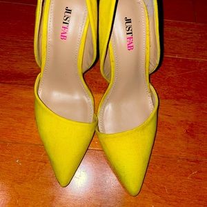 Very stylish slanted yellow d’orsay pump